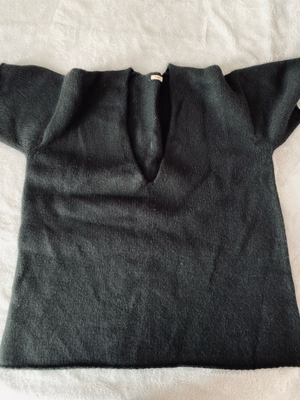 Fjall cashmere black short sleeve V-neck sweater